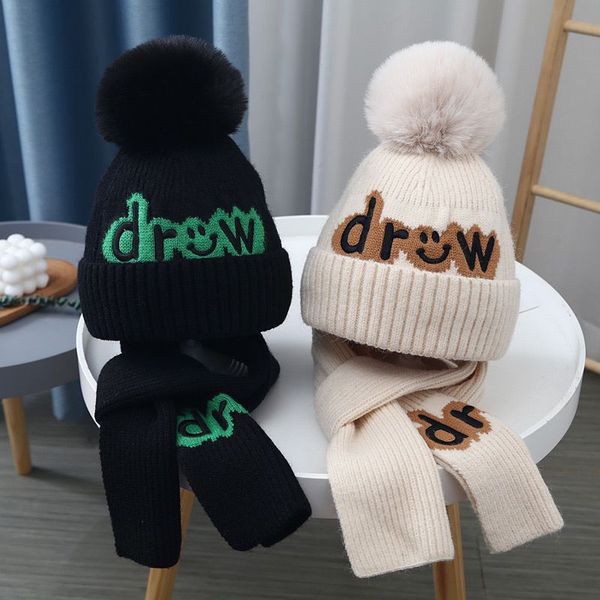 M698 Nuovo Inverno Capretti Del Bambino Cappello Lavorato A Maglia Con Sciarpa Lettere Palla di Pelliccia Sintetica Cranio Berretti Berretti Bambini Ragazzi Ragazze Cappelli Caldi Sciarpe