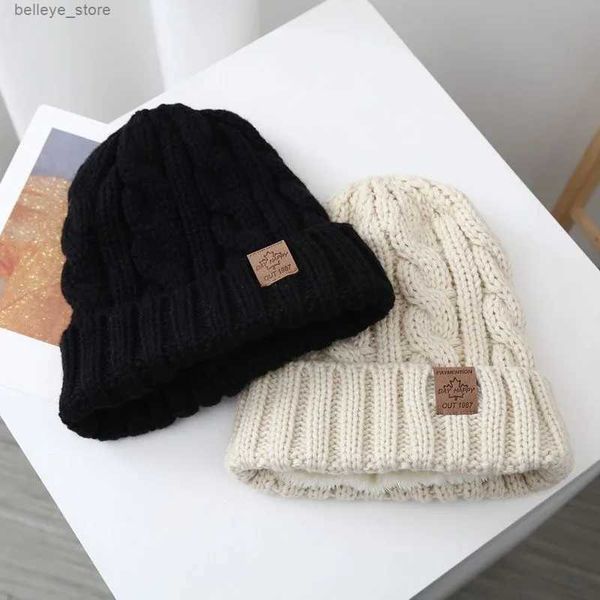 Berretti Beanie/Teschio Nuovi cappelli invernali unisex Aggiungi foderato in pelliccia per uomo e donna Berretto caldo berretto Casual Etichetta foglia d'acero Decor Cappelli lavorati a maglia invernaliL231212