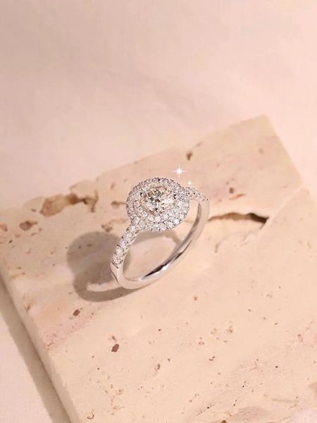 Anelli a grappolo Anello con diamante rotondo in moissanite con doppia torta Anello con diamante in moissanite ad alto livello di aspetto Fidanzamento di coppia