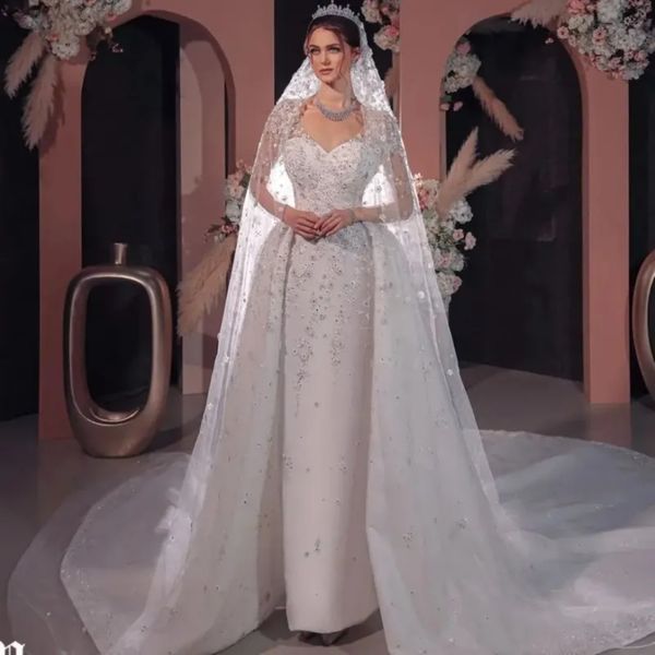 Stunningbride 2024 Weißes Luxus-Meerjungfrau-Hochzeitskleid Sexy V-Ausschnitt Perlen Kristall Abnehmbare Schleppe Spitze Trompete Glitzerndes Prinzessinnen-Brautkleid