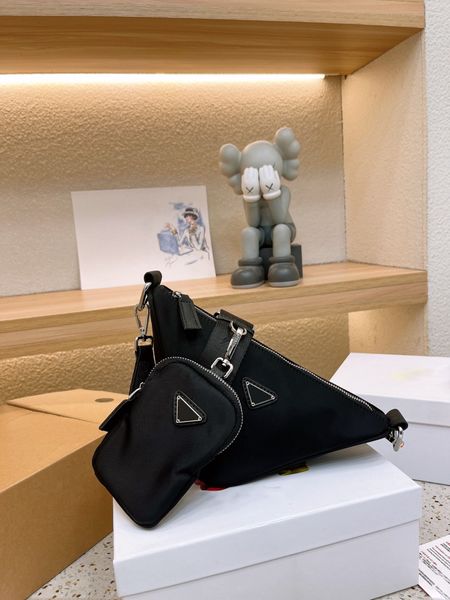 Nova bolsa triangular bolsa de designer elegante de alto valor estético bolsa de design minimalista bolsa de série bolsa de ombro de couro superior bolsa versátil