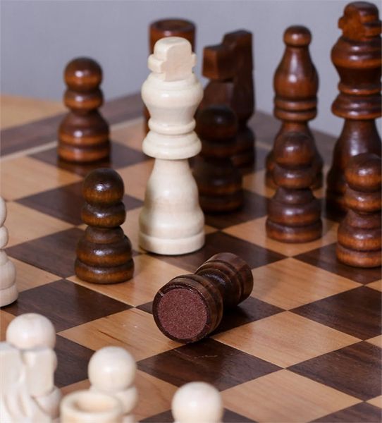 Giochi di scacchi Scacchi giganti in legno Gioco competitivo per due giocatori Scacchi Tavola pieghevole magnetica in noce all'interno di negozi Regali da 39-39 cm per giochi di famiglia 231215