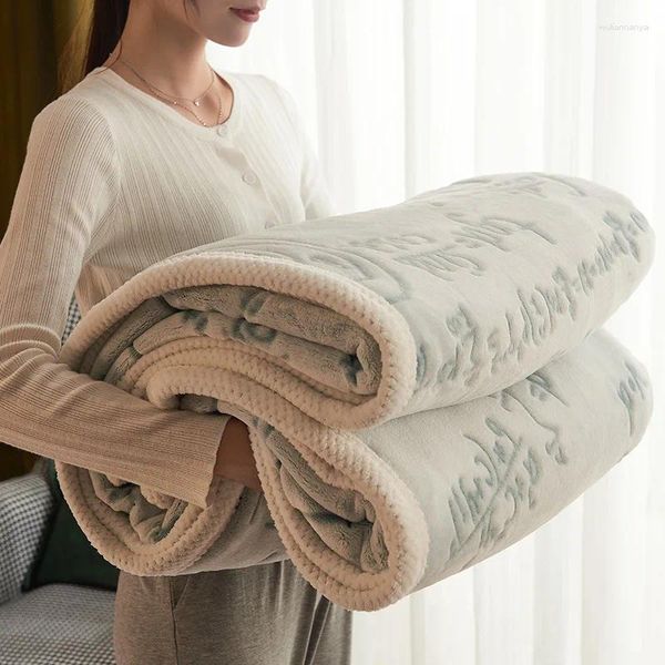 Одеяла зимнее утепленное теплое молочное флисовое одеяло, двустороннее фланелевое одеяло, многофункциональное мягкое покрывало для дивана