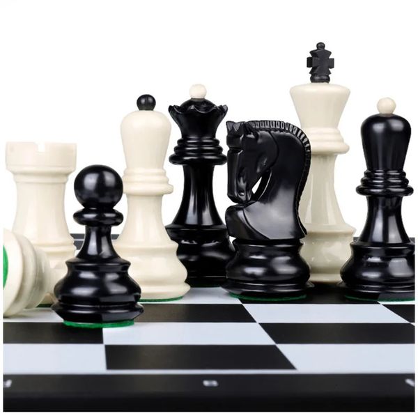 Giochi di scacchi Set di scacchi pieghevoli di lusso di grandi dimensioni Pezzi di scacchi pesanti non magnetici in plastica per bambini Giochi da tavolo per scacchi da viaggio per famiglie Regali 231215