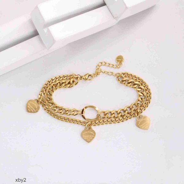 Charm-Armbänder aus Titanstahl, koreanische Version, T-Shirt aus 18 Karat Gold, bedruckt mit herzförmiger dicker und dünner Kette, die ein flexibles, modisches Doppelschichtarmband für Frauen verbindet