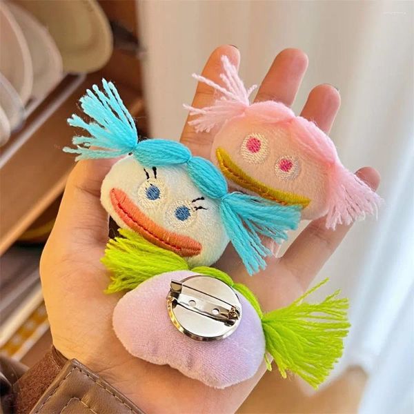 Spille Divertente Treccia Ragazza Bambola Simpatico Cartone Animato Colorato Peluche Fai da Te Personalità Zaino Vestiti Spilla Accessori