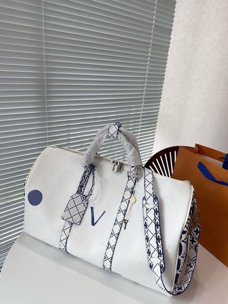 Designer -Duffle -Tasche Große Kapazität Halten Sie den gesamten Bedarf Crossbody -Reisetasche mit Vorhängeschloss und Name Tap Geräumiger flexibler langlebiger perfekter Tasche für Geschäftsreise