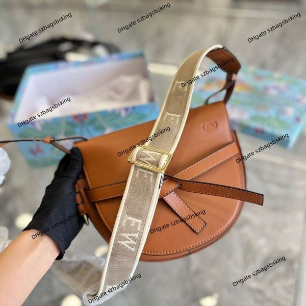 Üst Tasarımcı Eyer Çantası Tek Omuz Crossbody El Çantası Üstün Geri Deri Deri Yay Flip Tote Çanta El Handheld yarı dairesel klasik nakış geniş arka kayış