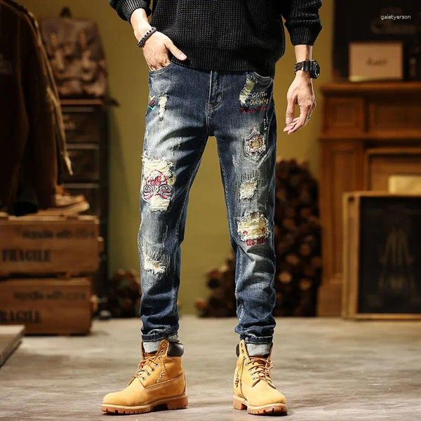 Jeans masculinos bonito e personalizado rasgado remendo raspado juventude elástica pés pequenos versão coreana retro rasgado