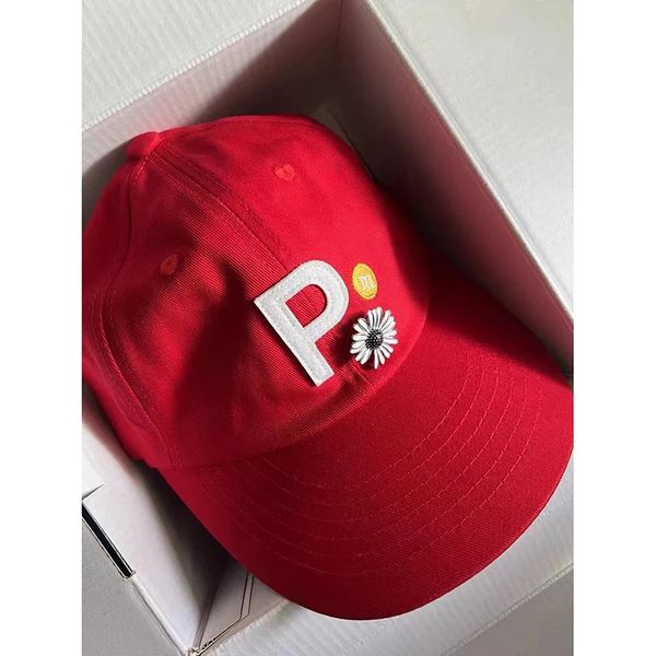 Top kapakları y2k unisex kırmızı papatya beyzbol şapkası Korean versiyon moda modaya uygun p mektup kırmızı şapka yüksek kaliteli pmo gd zirve kap kpop gorras peac 231216