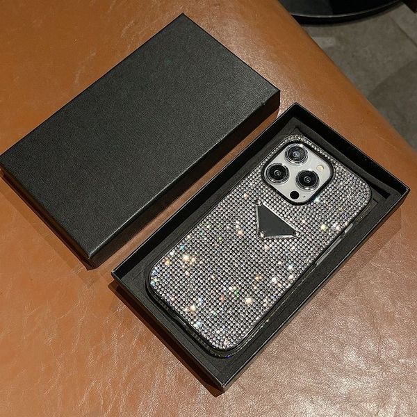 Étui de téléphone de bijoux de luxe avec étui de téléphone design iPhone 15 Pro Max 14Plus 13 12 11 XR Lettrage en métal élégant diamant étincelant Étui de téléphone design strass