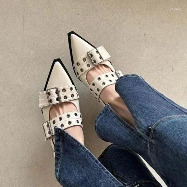 Женские сандалии в стиле панк с эффектом металлик, украшение с двойной пряжкой, туфли-лодочки на массивном каблуке с острым носком, винтажные белые туфли на одинарной подошве