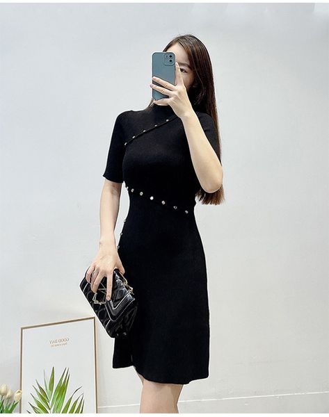Черное короткое трикотажное платье Maje с коротким поясом и пряжкой