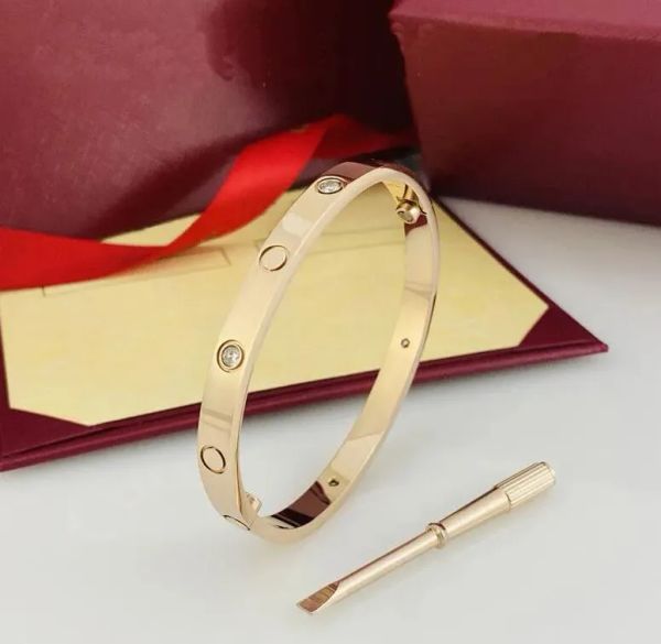 Un braccialetto di design classico Coppia in oro 18 carati Bracciale di alta qualità Uomo Donna Regalo di compleanno Gioielli con ornamenti per cacciaviti accessori all'ingrosso