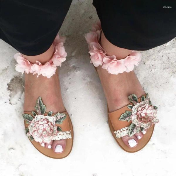 Sandálias 2023 verão oco para fora flores estilo romano fundo macio praia casual tamanho grande plana zapatos para mujeres antiderrapante chinelo