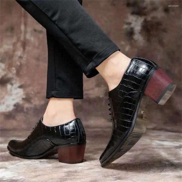 Sapatos de vestido Chunky Sharp Nariz Sapatilhas Homens Negros Saltos Plus Size Vestidos Elegantes Verão Masculino Esportes High-Tech Snekers Loufers