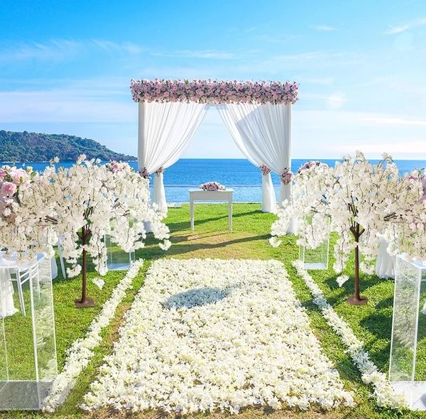 Alto finto fiore di ciliegio Albero Colonna corridoio Punto di passaggio Centrotavola per matrimoni Colonna in acrilico Colonna piedistallo Supporto per fiori cilindrico per decorazioni per eventi di feste di nozze