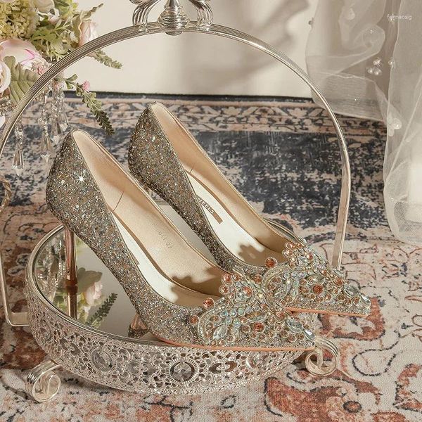 Elbise ayakkabıları altın yüksek topuklu ayakkabılar 2023 Fransızca duyu düğün yürüyüş modeli profesyonel kadın nedime