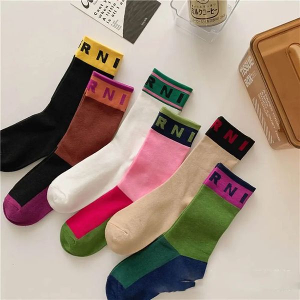 Meias masculinas alfabeto respirável adequado para mulheres harajuku cores contrastantes moda comprimento médio meias de lã feminina meias de algodão coreano 231218