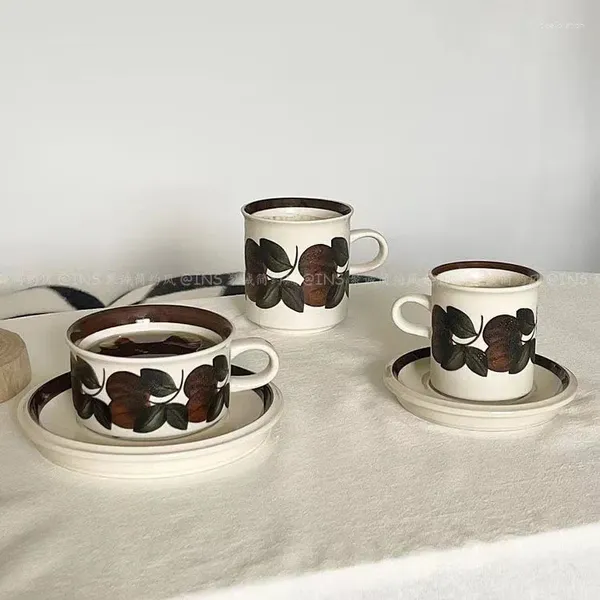 Tazze Lo stesso tipo di tazza da caffè medievale con piattino in ceramica finlandese Anemone di mare marrone dipinto a mano Tè pomeridiano retrò