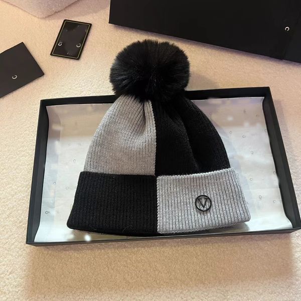 Beanie Designer Cappello lavorato a maglia Cappello di lusso Design Lettere Color Blocking Palla di lana Moda Berretto caldo Uomo Donna Regalo di Natale Regalo di compleanno molto buono