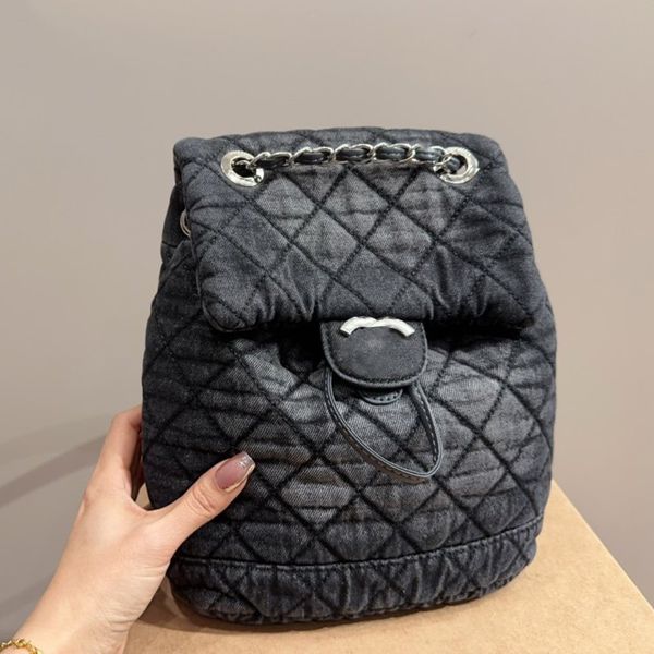 Mochila feminina com aba jeans, hardware prateado, bolsa portátil de luxo, corrente, mala de viagem ao ar livre, clássica, treliça de diamante, acolchoada, pochette, porta cartão 24 cm