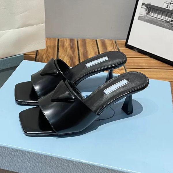 Designer Pantofole da donna Sandali Ciabatte piatte triangolari Infradito Mocassini estivi in vera pelle da esterno Scarpe da bagno Ciabatte firmate da donna di moda