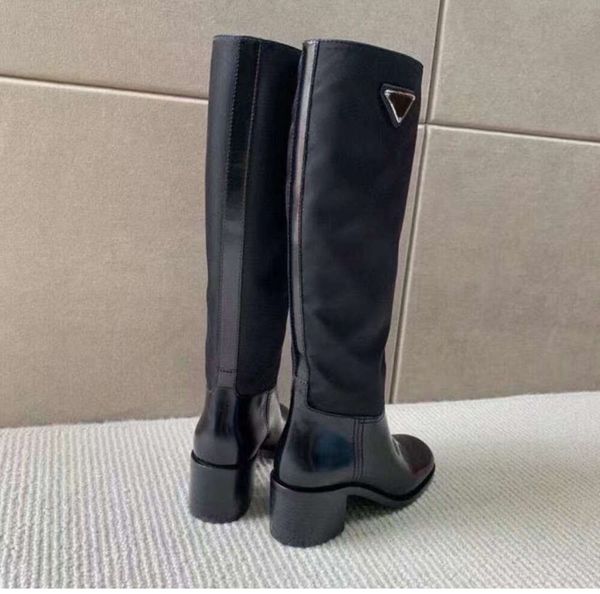 Novas botas de cano alto com painéis triangulares de alta qualidade de nylon bloco robusto salto alto sola de couro feminino designers de luxo moda vestido de festa calçados de fábrica 6879