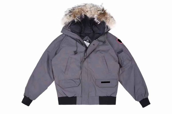 2023Hochwertiges schwarzes rotes Abzeichen. Parka-Jacke für Herren mit extra Daunen. Mantel mit Fellkapuze. Mantelgröße, warmer, wasserdichter und winddichter Herren-Anorak mit Reißverschluss