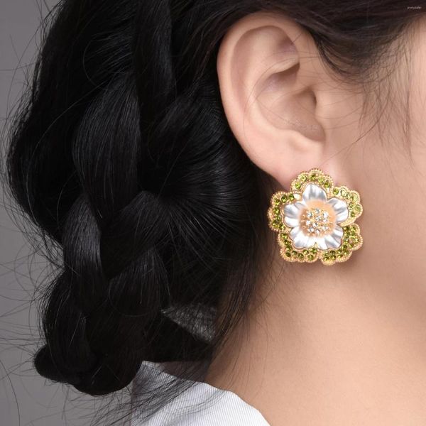 Pendientes de tuerca Qingdao joyería medieval flores de borde blanco incrustadas con luz esmeralda vestido de ceremonia de cena de temperamento de lujo