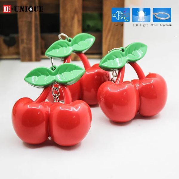 Llaveros 12 unids cerezas lindas llavero LED niños juguetes emisores de sonido cereza fruta llavero mini linterna mujer bolsa colgante dulces regalos 231218