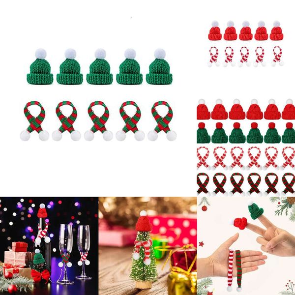 Neues Weihnachtsspielzeugzubehör, 10 Stück Weihnachts-Mini-Strickmütze, Mini-Schal, gestrickter Wollschal, Mini-Weihnachtsmannmütze für Haar-Accessoires, DIY-Handwerk, Weihnachtsfeier-Dekoration