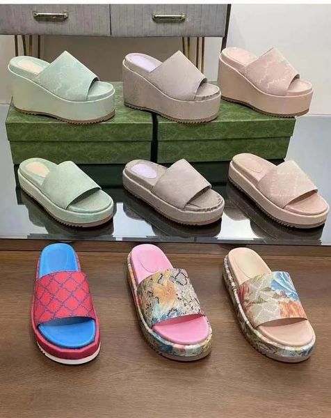 Sandali femminili di lusso Piattaforma impermeabile Sandals Designer Slifori di stampa multicolore Modulo in tela piatta piatta da 50 mm Sole in gomma classica Lu