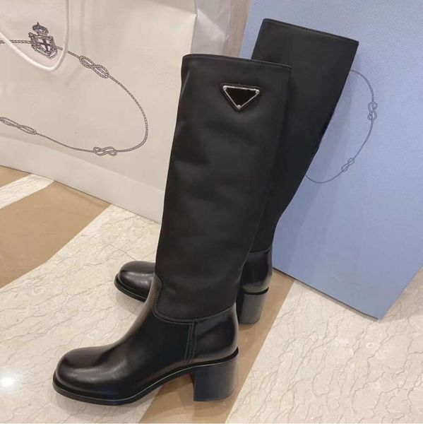 Neue dreieckige getäfelte kniehohe Stiefel aus hochwertigem Nylon mit klobigem Blockabsatz und hoher Ledersohle. Damen-Luxusdesigner, modische Party-Kleiderschuhe, Fabrikschuhe876