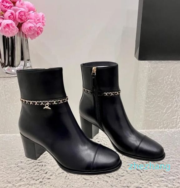 Dernières bottes courtes pour femmes avec dessus et doublure en cuir de vache, fermeture éclair latérale en peau de mouton, semelle en cuir véritable avec décoration en chaîne taille