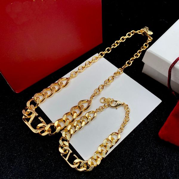 Hiphop Gold dicke Kette Halskette Armband Ohrring Rock Punk europäisch amerikanisch robuste Torsion Slip Halskette voller Diamanten V-Buchstabe Ohrstecker Sets Design Schmuck