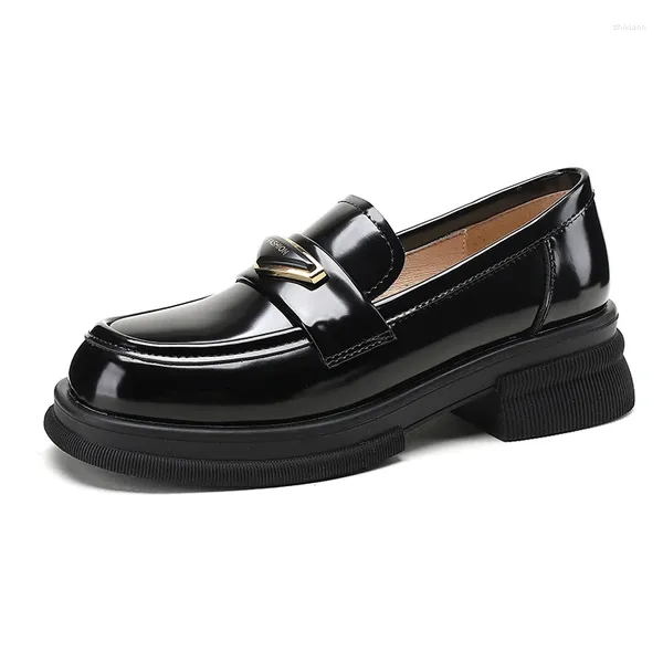 Sapatos de vestido 2023 mulheres mocassins couro patente moda metal fivela grossa sola muffin bege preto senhoras casuais mulheres