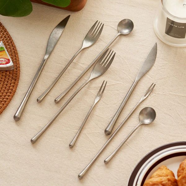 Set di posate in acciaio inossidabile antico ed elegante, coltelli, forchette, cucchiai, per pasti, dessert, frutta, stoviglie per la festa di nozze in famiglia