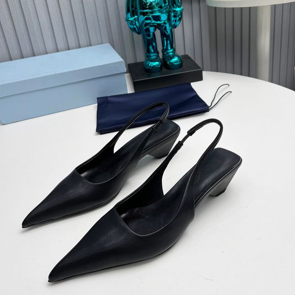 Slingback pompalar Kalın sandalet yüksek kaliteli nokta ayak parmağı 4cm yüksek tıknaz topuk düğün gece elbise ayakkabıları fabrika ayakkabıları için kadın lüks tasarımcılar