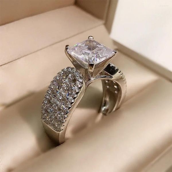 Anéis de casamento Huitan Square Cubic Zirconia Mulheres Cerimônia Festa Nupcial Luxo Moda Dedo Jóias Atacado Bulk