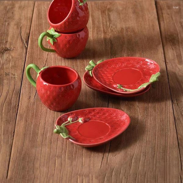 Tassen Untertassen Schöne Erdbeerkaffee geprägte Keramikform Teetasse und Untertasse