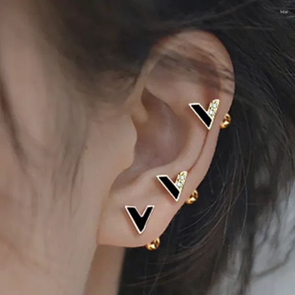 Ohrstecker Daith Tragus für Frauen, vergoldet, schwarzer V-Buchstabe, zierlicher asymmetrischer Piercing-Ohrschmuck, Großhandel KDE002