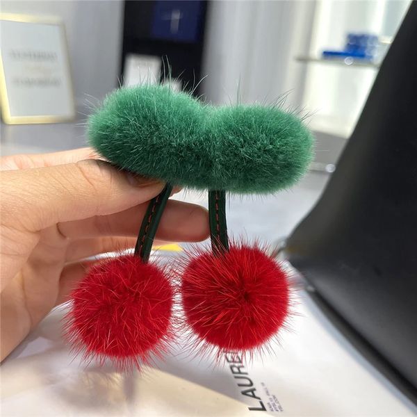 Portachiavi Peluche Frutta Vera pelliccia di visone Palla Portachiavi Mini carino Ciliegia Giocattolo Zaino Ciondolo con ciondolo Auto Portachiavi Spilla Accessori Gioielli Regalo 231218