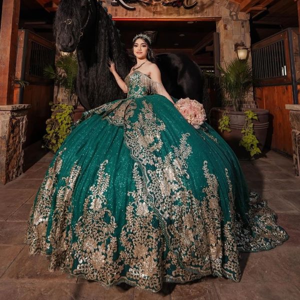 Smaragdgrünes mexikanisches Ballkleid Quinceanera-Kleider, goldene Applikationen, Spitze, schulterfrei, süßes 16-Kleid mit Schnürung, Vestidos de 15 Jahre