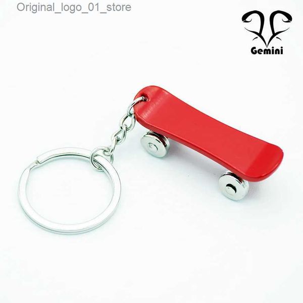 Keychains Lanyards Neu in der Schlüsselkette 360-Grad-Rotation Rote Scooter-Schlüsselanhänger Ringe hochwertige Zink-Legierungs-Fashion-Schlüsselkette für Frauen und Männer Q231219