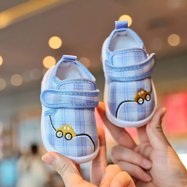 Sapatos planos sapatos de bebê menino com som som primavera no verão garotas girl primeiro andador de tela respirável infantil luz de caminhada 231219