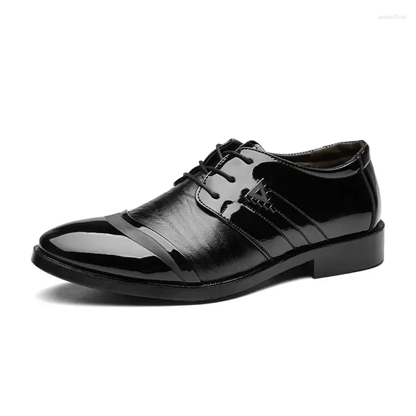 Sapatos de vestido casual homem sapato cavalheiro couro patente senhores clássicos homens apontados dedo do pé preto homens casamento desgaste social