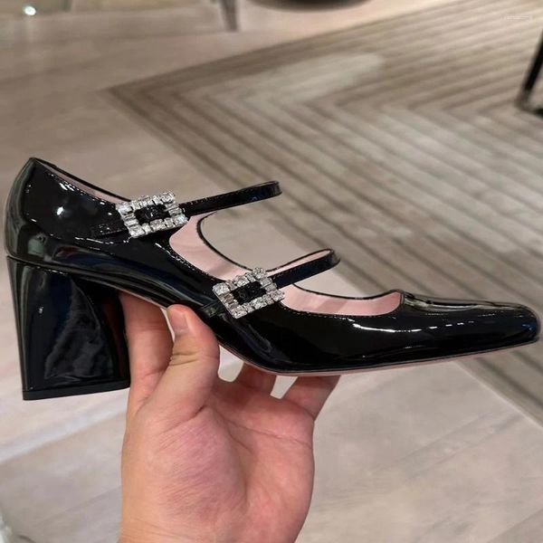 Sapatos de vestido Square Toe Grosso Sole Mulheres Bombas Sólidas Fivela Rasa Moda Capa de Salto Festa 2023 Chegadas