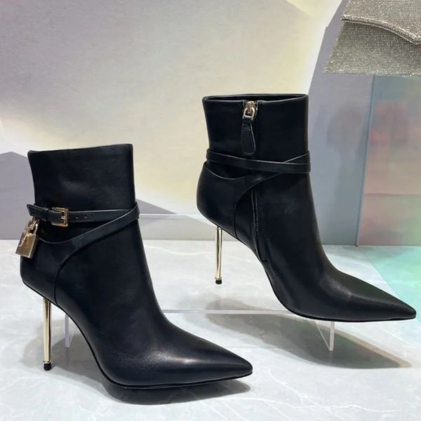 Botas de tornozelo de salto stiletto designer fivela de bloqueio dourado decorar sapatos femininos Cowskin Cashmere zíper apontado dedos bota de combate 10cm bota de moda de salto alto