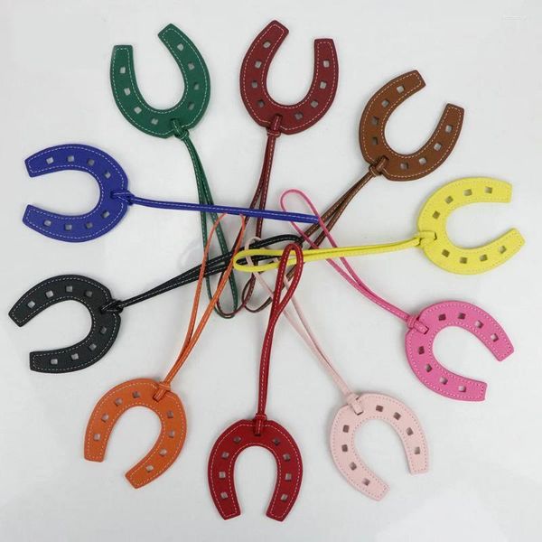 Keychains 100pcs/lote pu de couro casco horseshoe Keychain Bolsa chave